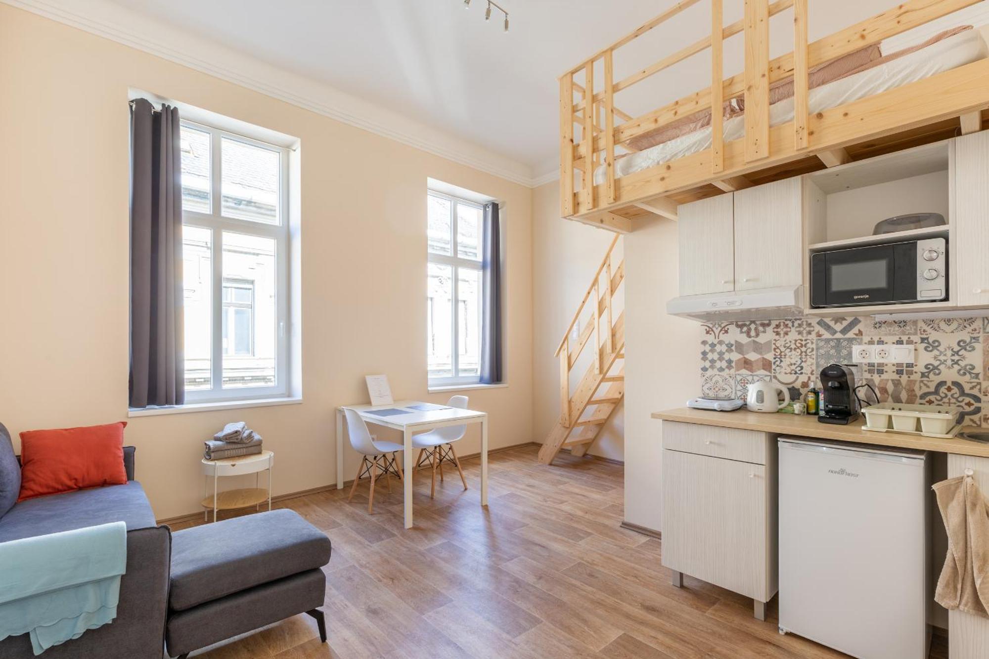 Central Mezzanine Apartments With Ac At Keleti Railways Long-Term Apartament *