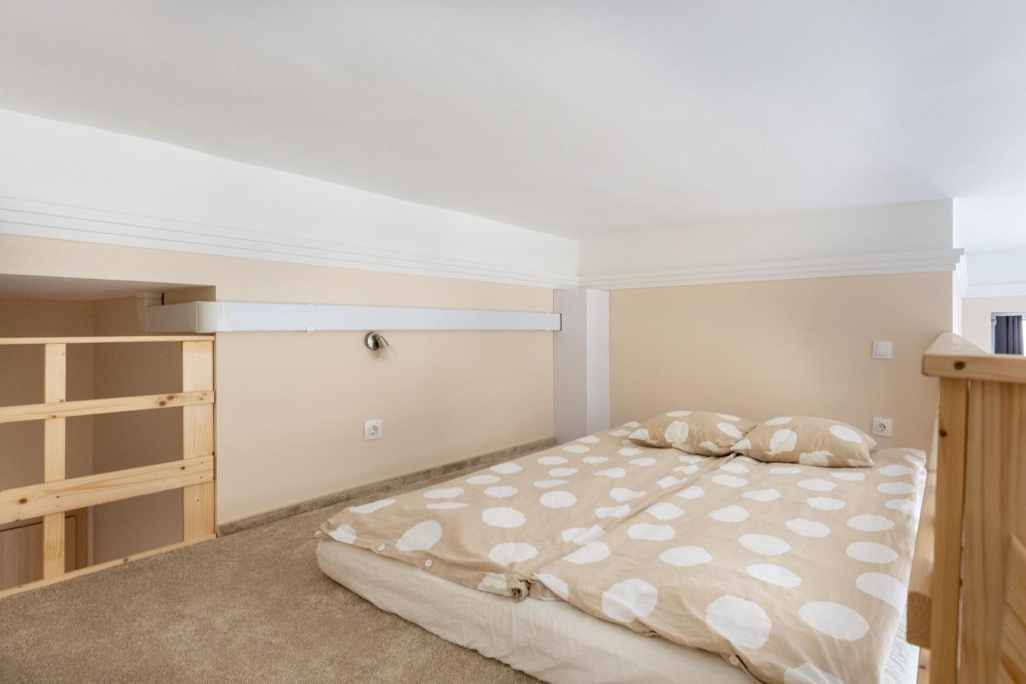 Central Mezzanine Apartments With Ac At Keleti Railways Long-Term
