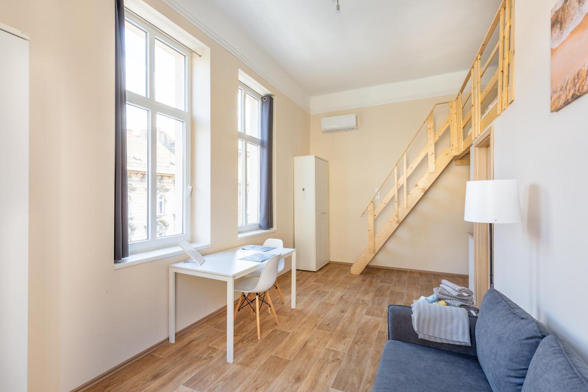 Central Mezzanine Apartments With Ac At Keleti Railways Long-Term Budapeste
